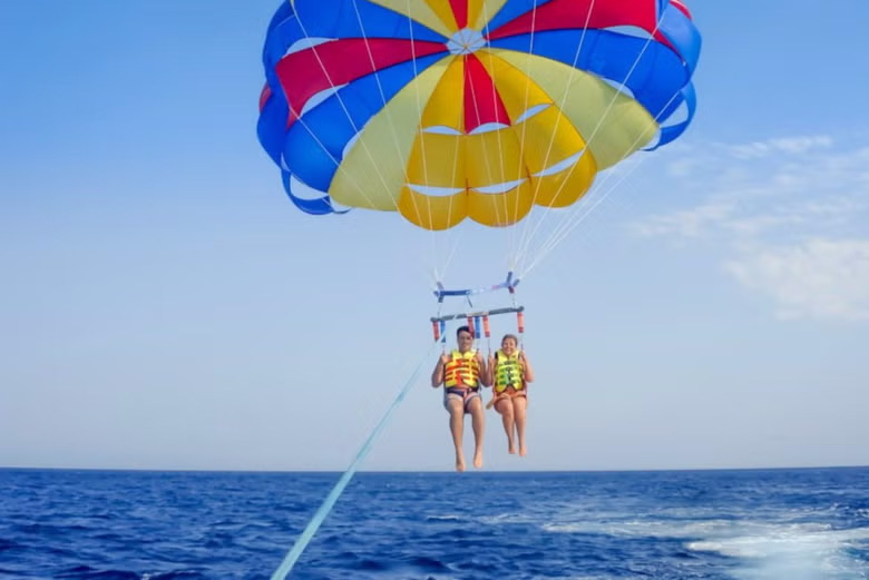 pareja-vuelo-parasailing